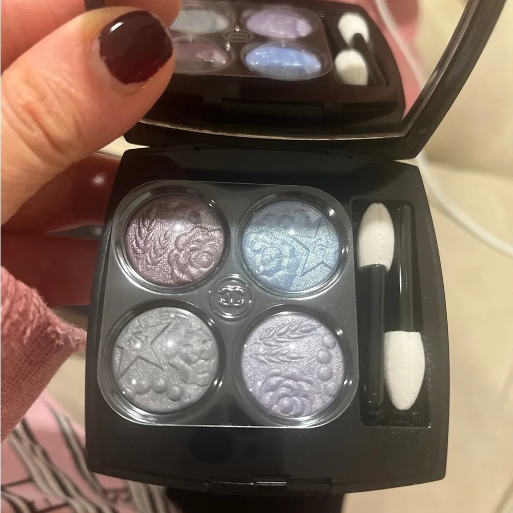 CHANEL elegant eyeshadow
